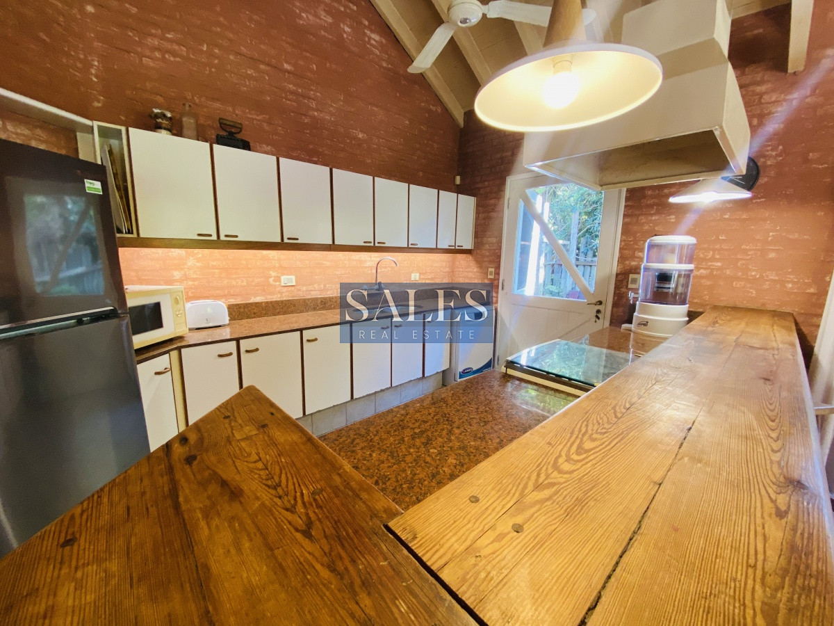 Casa ID.1460 - Venta casa cuatro dormitorios Punta del este barrio Arbolada parrillero y gran terreno