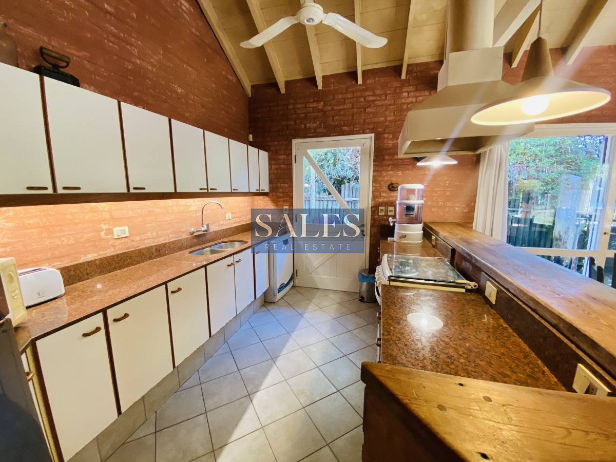 Casa ID.1460 - Venta casa cuatro dormitorios Punta del este barrio Arbolada parrillero y gran terreno