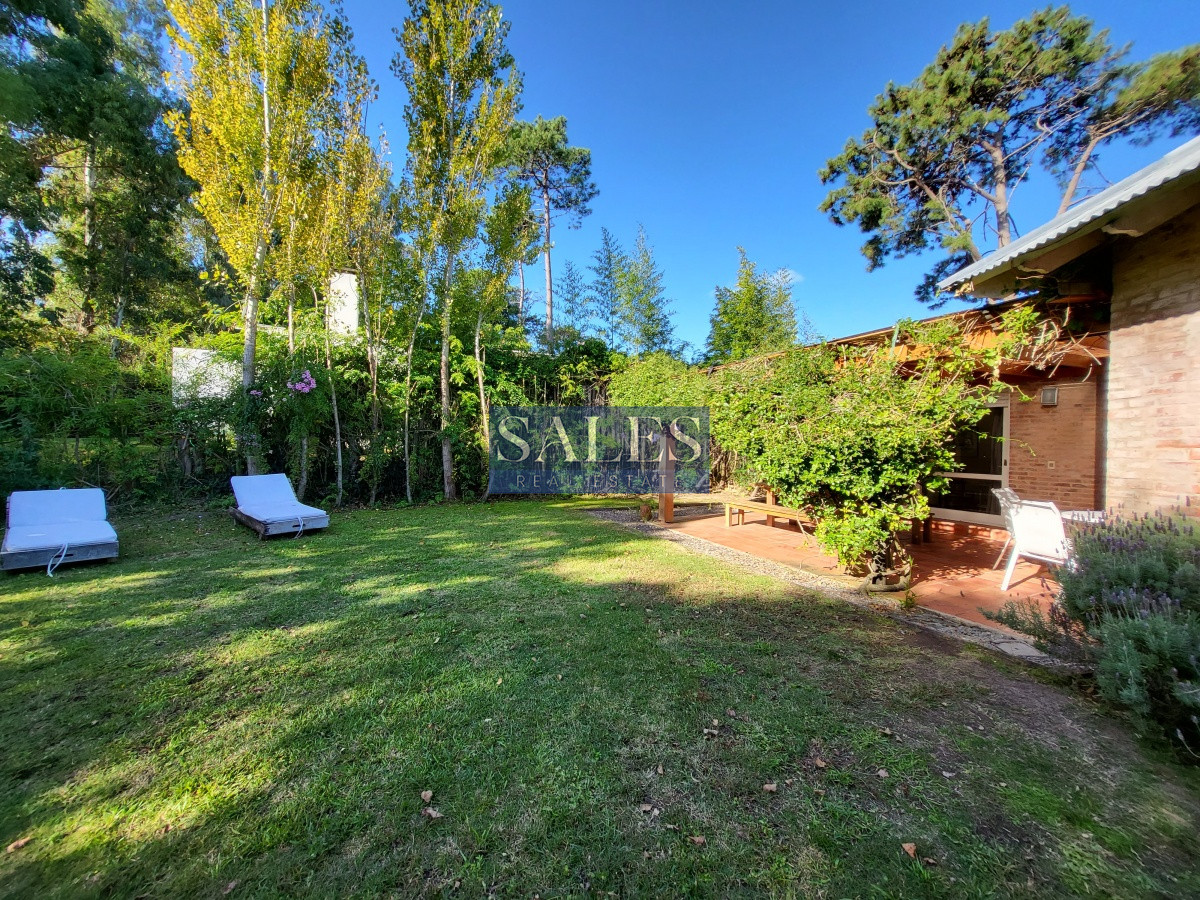 Casa ID.1460 - Venta casa cuatro dormitorios Punta del este barrio Arbolada parrillero y gran terreno