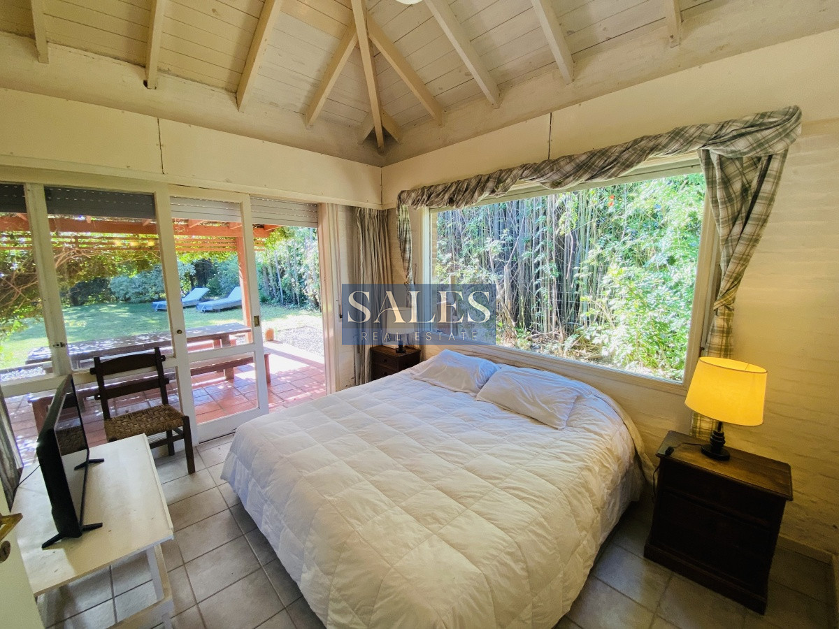 Casa ID.1460 - Venta casa cuatro dormitorios Punta del este barrio Arbolada parrillero y gran terreno