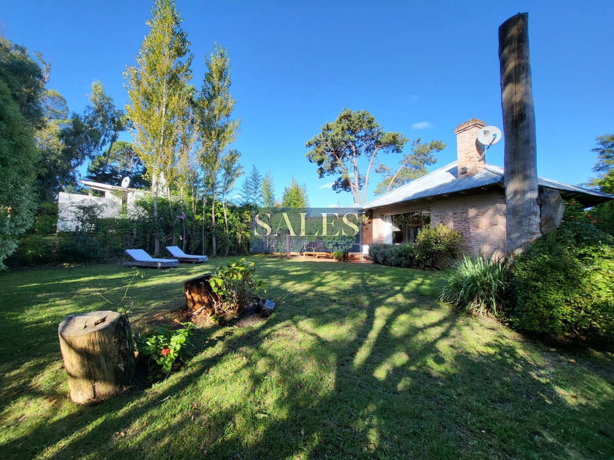 Casa ID.1460 - Venta casa cuatro dormitorios Punta del este barrio Arbolada parrillero y gran terreno