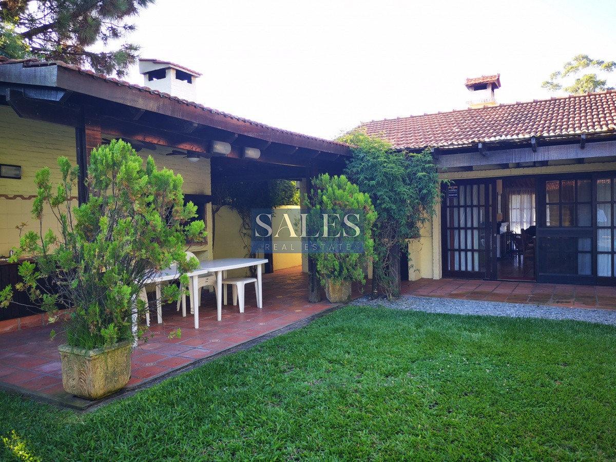 Casa ID.1412 - Venta casa cuatro dormitorios Punta del Este con piscina