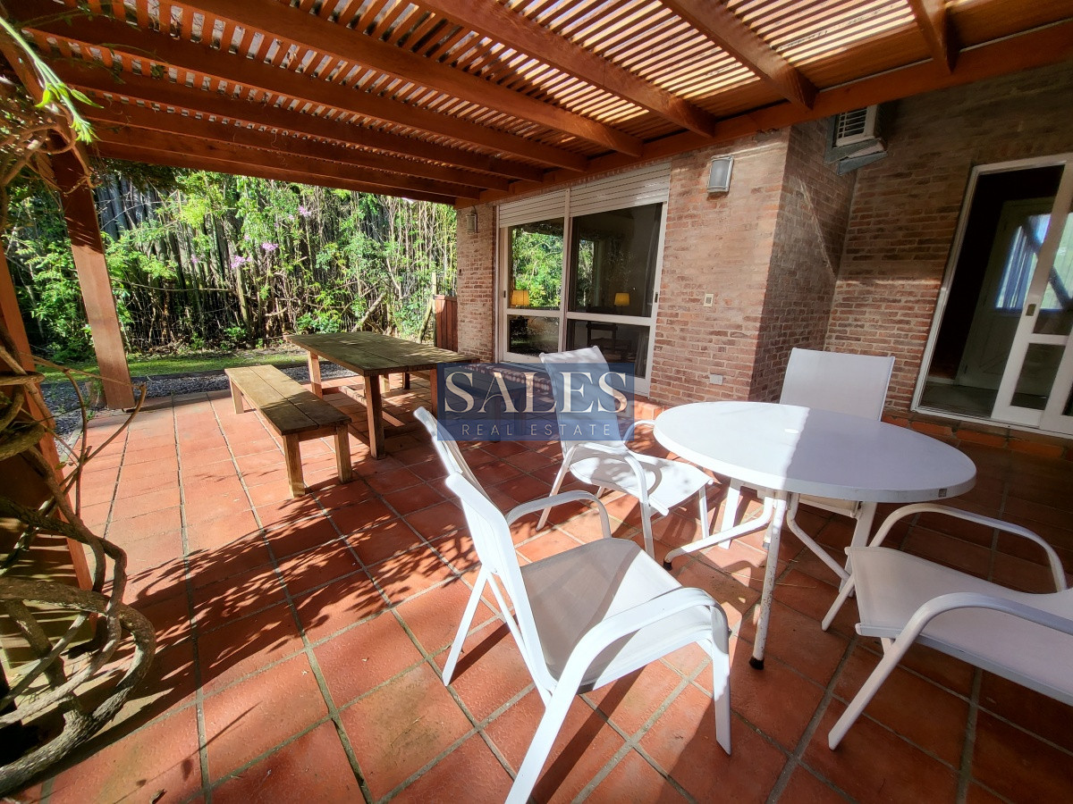 Casa ID.1460 - Venta casa cuatro dormitorios Punta del este barrio Arbolada parrillero y gran terreno