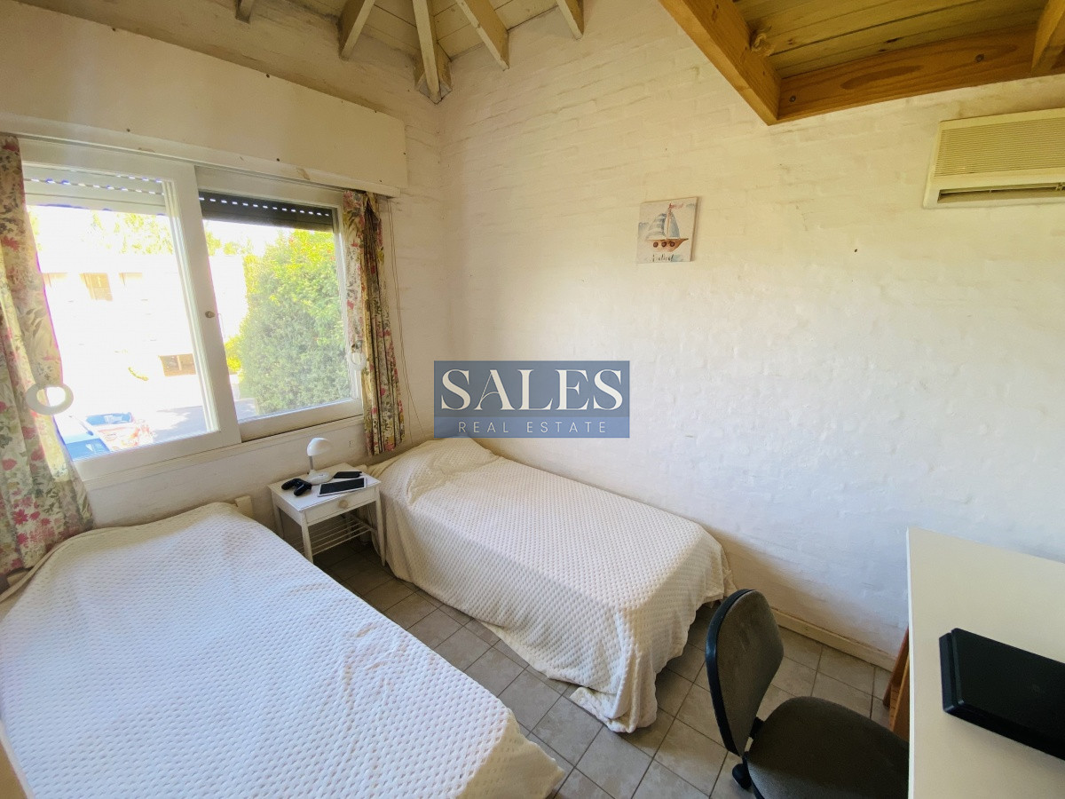 Casa ID.1460 - Venta casa cuatro dormitorios Punta del este barrio Arbolada parrillero y gran terreno