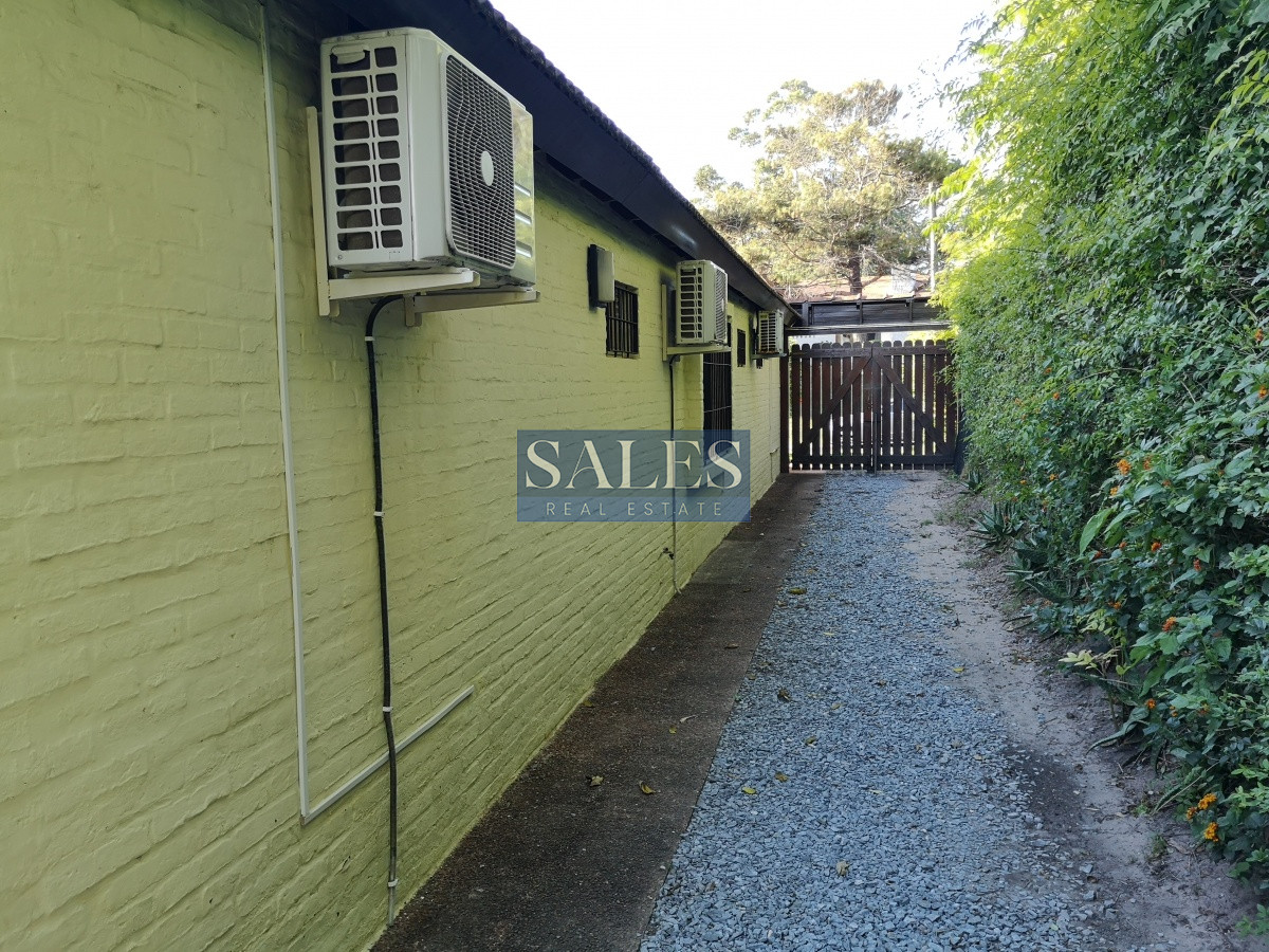 Casa ID.1412 - Venta casa cuatro dormitorios Punta del Este con piscina