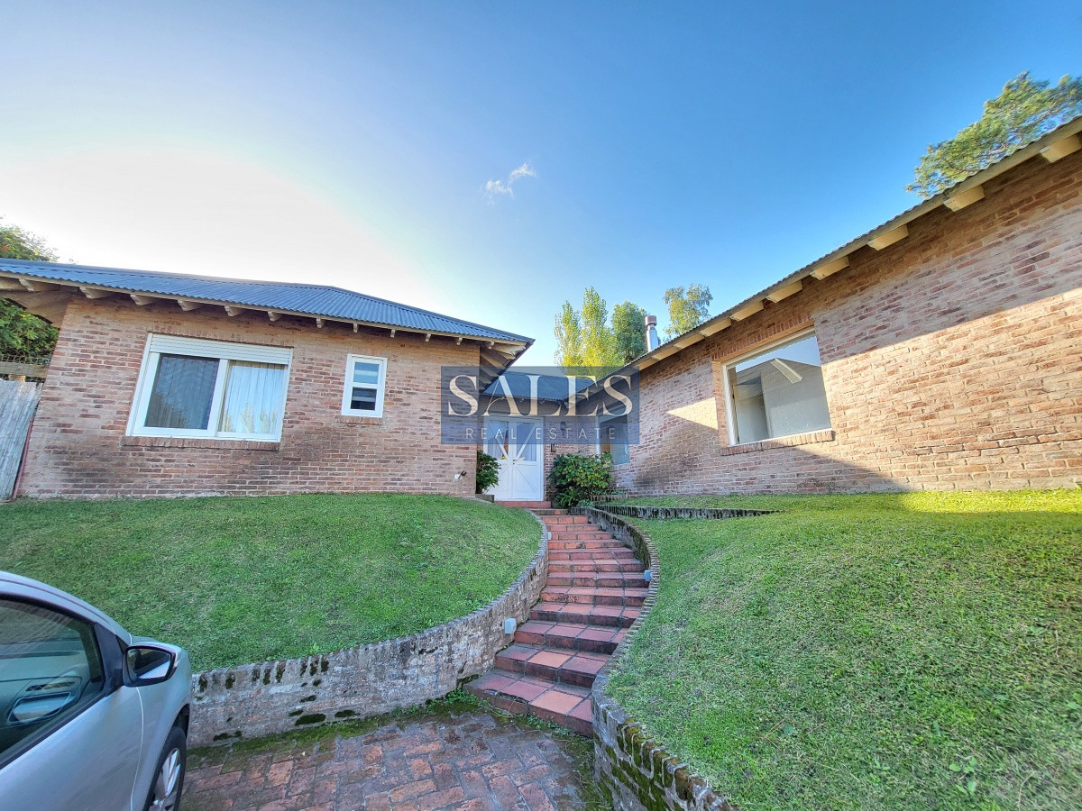 Casa ID.1460 - Venta casa cuatro dormitorios Punta del este barrio Arbolada parrillero y gran terreno