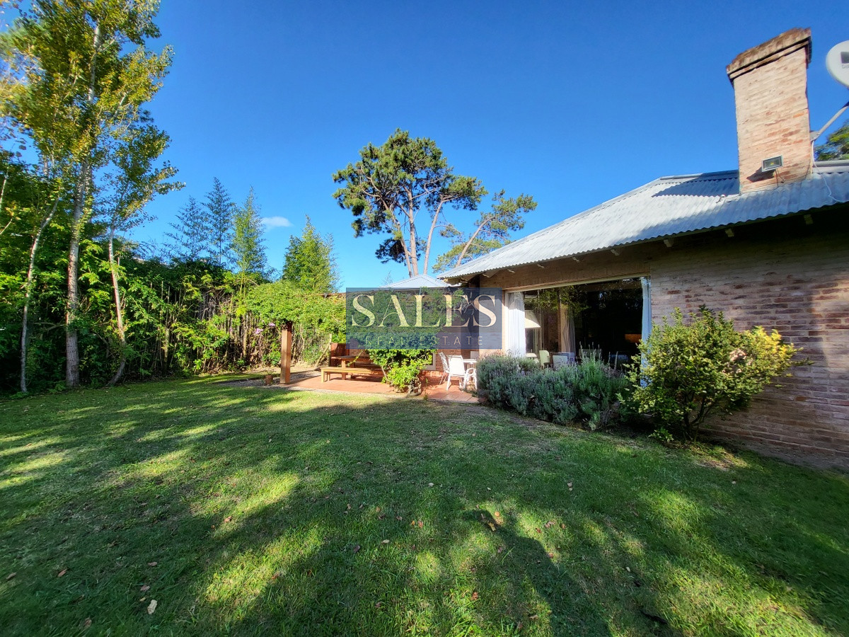 Casa ID.1460 - Venta casa cuatro dormitorios Punta del este barrio Arbolada parrillero y gran terreno
