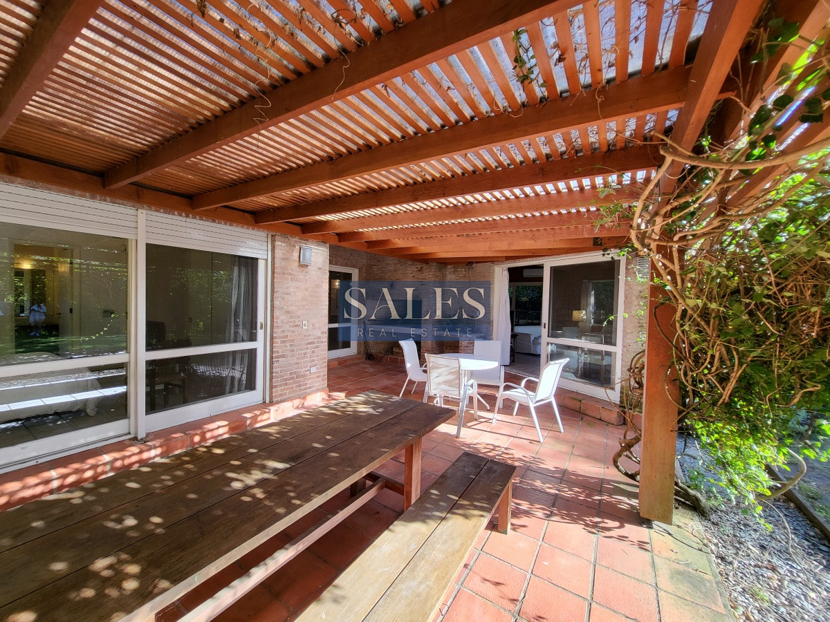 Casa ID.1460 - Venta casa cuatro dormitorios Punta del este barrio Arbolada parrillero y gran terreno