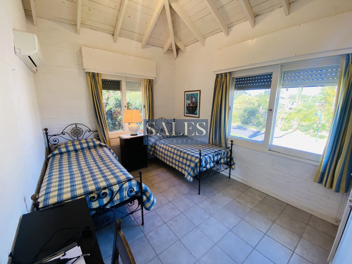 Casa ID.1460 - Venta casa cuatro dormitorios Punta del este barrio Arbolada parrillero y gran terreno