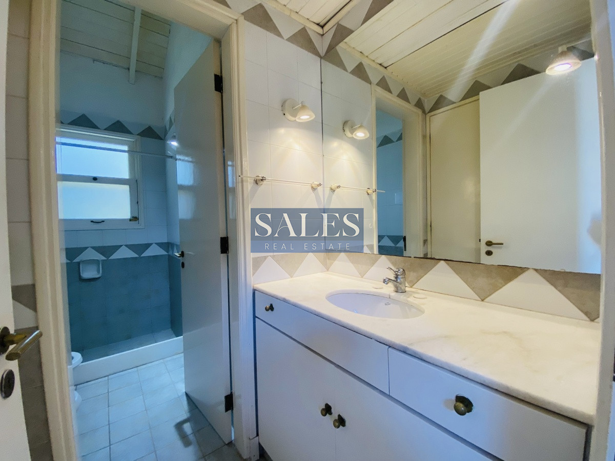 Casa ID.1460 - Venta casa cuatro dormitorios Punta del este barrio Arbolada parrillero y gran terreno