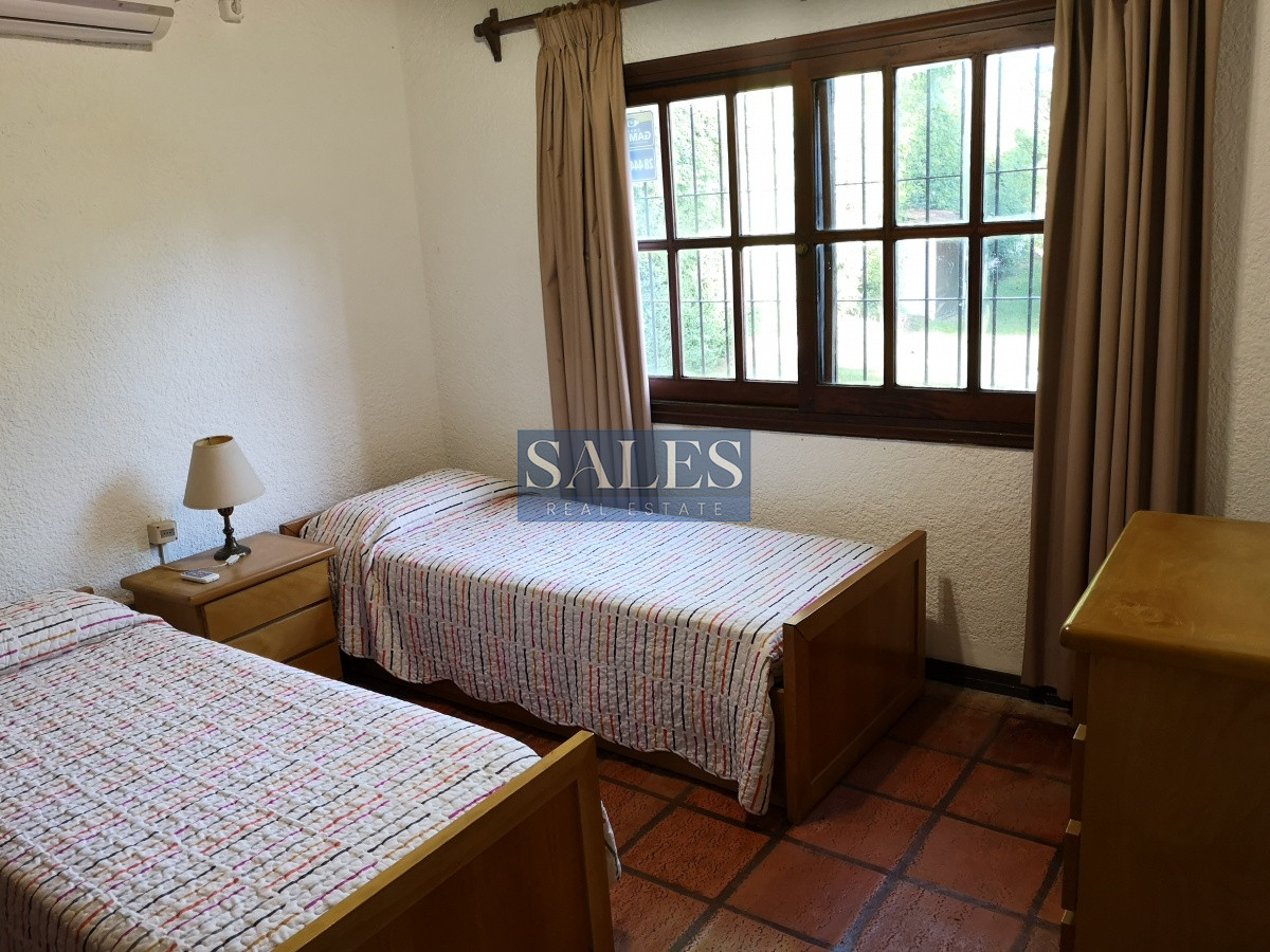 Casa ID.1412 - Venta casa cuatro dormitorios Punta del Este con piscina