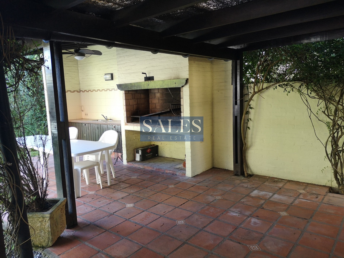 Casa ID.1412 - Venta casa cuatro dormitorios Punta del Este con piscina