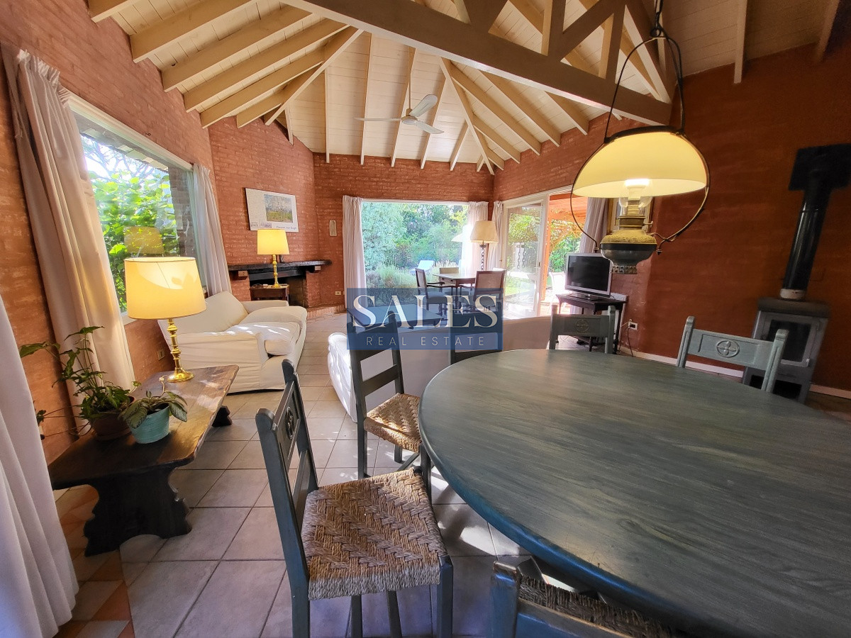 Casa ID.1460 - Venta casa cuatro dormitorios Punta del este barrio Arbolada parrillero y gran terreno