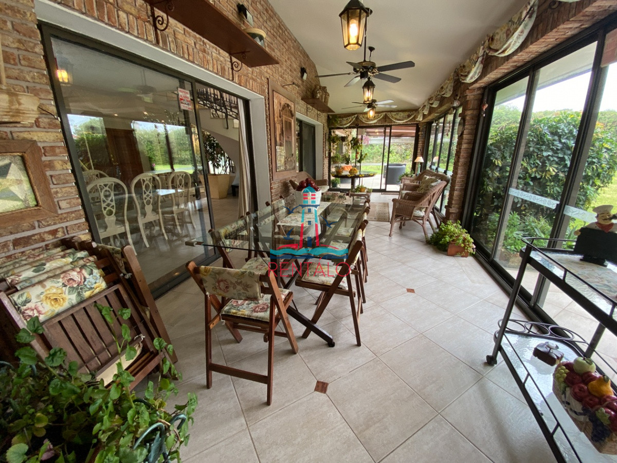 Casa ID.104 - Casa en venta Punta del Este 7 dormitorios, playa mansa a pasos del mar