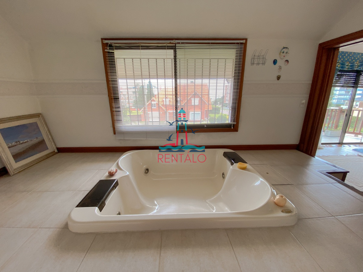Casa ID.104 - Casa en venta Punta del Este 7 dormitorios, playa mansa a pasos del mar