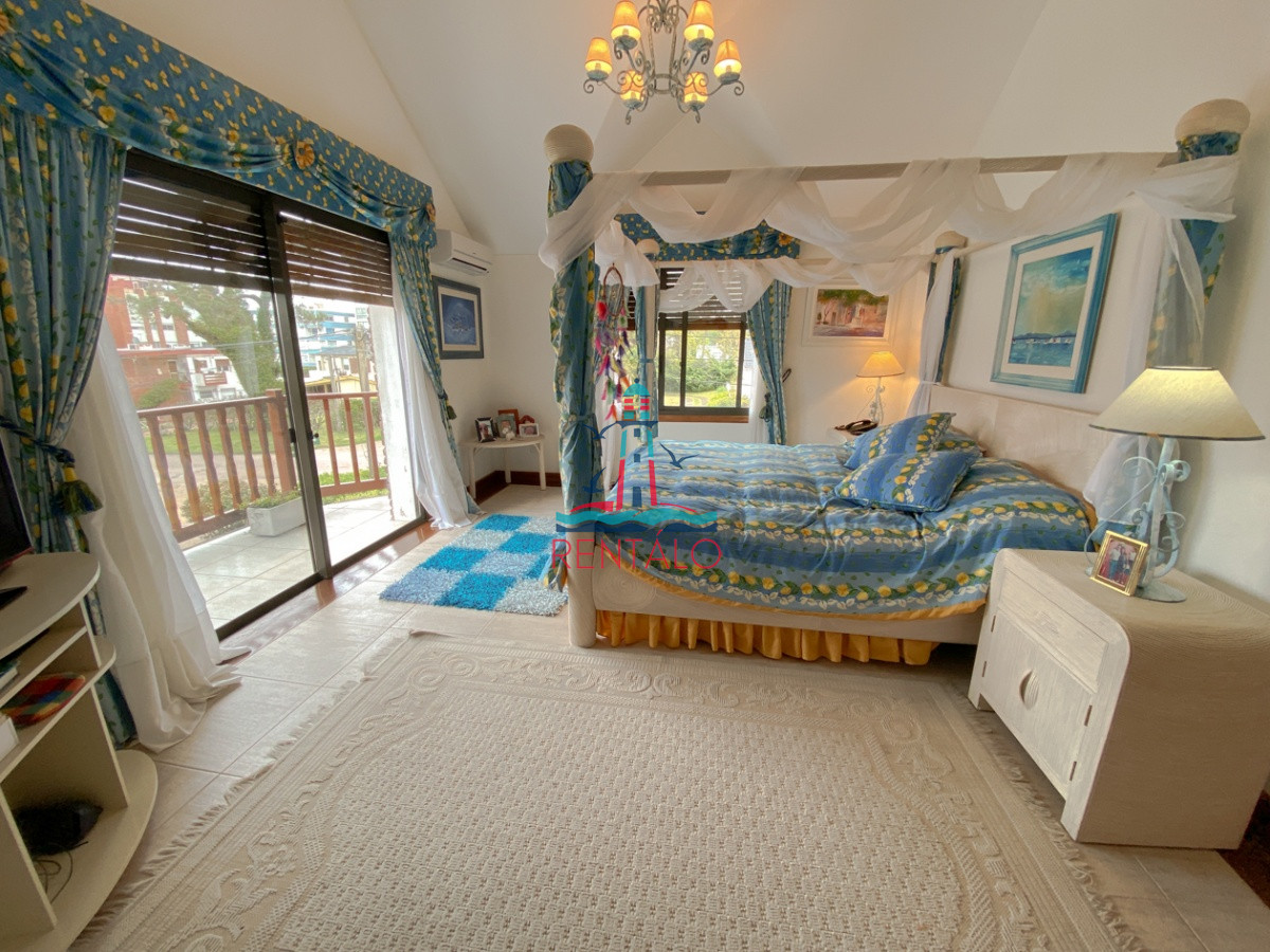 Casa ID.104 - Casa en venta Punta del Este 7 dormitorios, playa mansa a pasos del mar