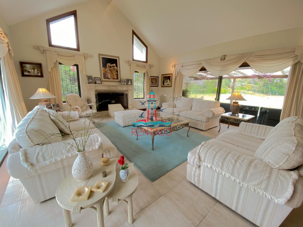 Casa ID.104 - Casa en venta Punta del Este 7 dormitorios, playa mansa a pasos del mar