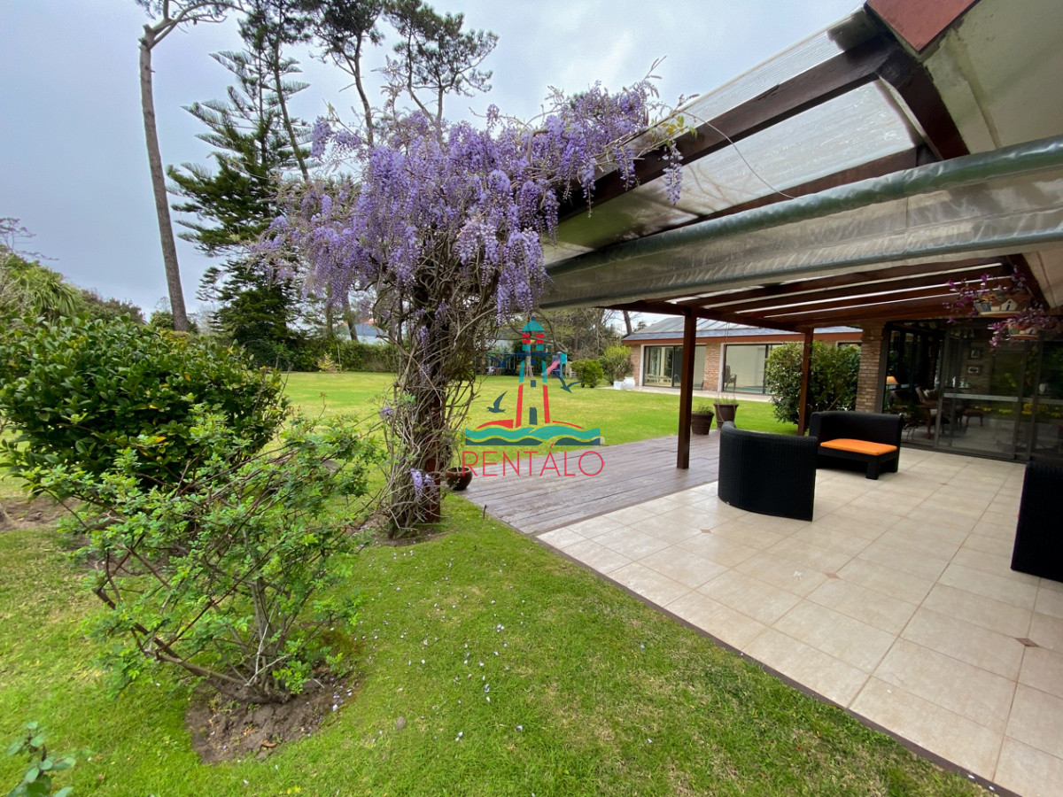 Casa ID.104 - Casa en venta Punta del Este 7 dormitorios, playa mansa a pasos del mar