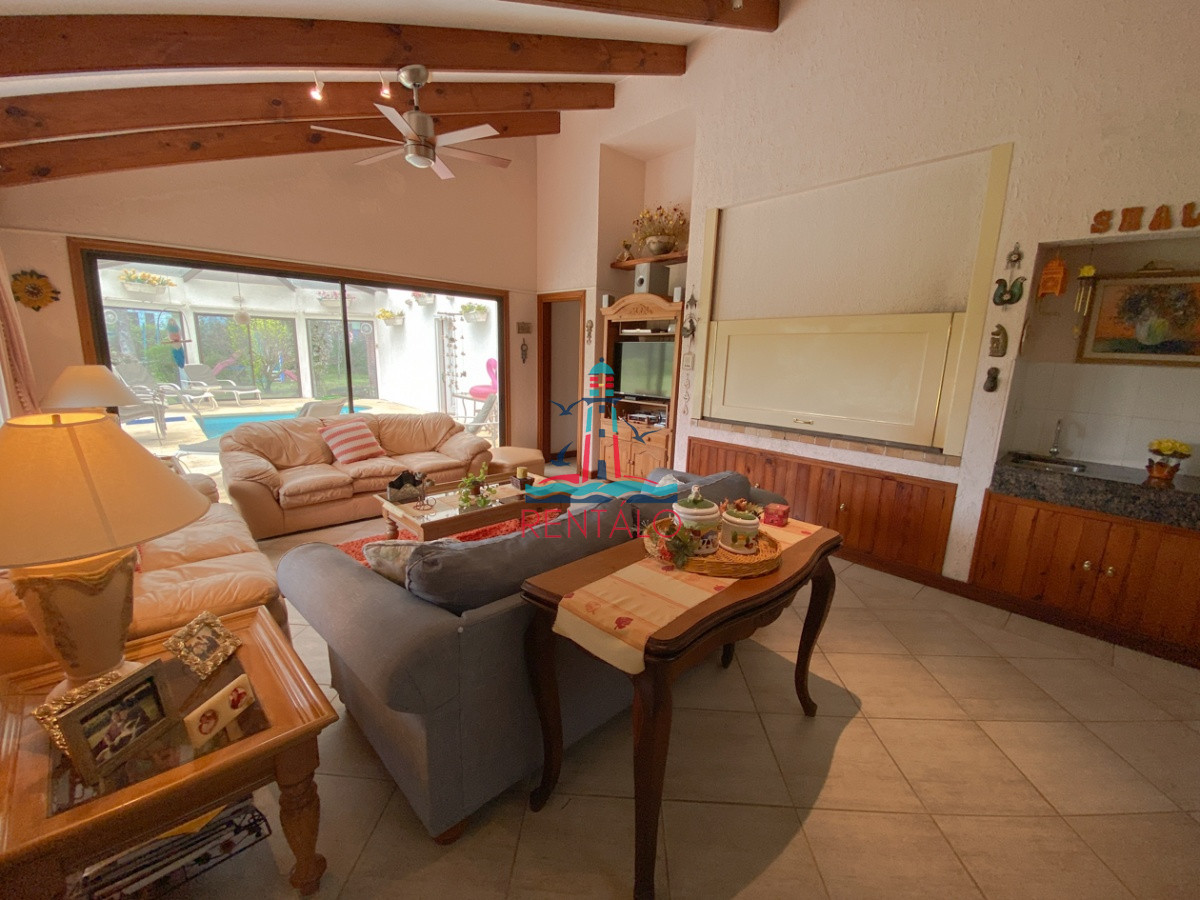 Casa ID.104 - Casa en venta Punta del Este 7 dormitorios, playa mansa a pasos del mar