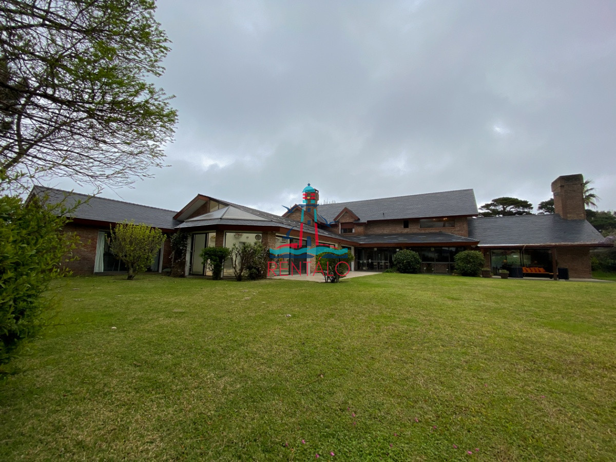 Casa ID.104 - Casa en venta Punta del Este 7 dormitorios, playa mansa a pasos del mar