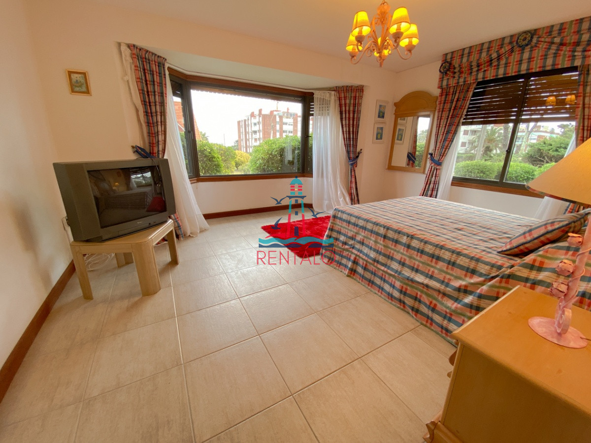 Casa ID.104 - Casa en venta Punta del Este 7 dormitorios, playa mansa a pasos del mar
