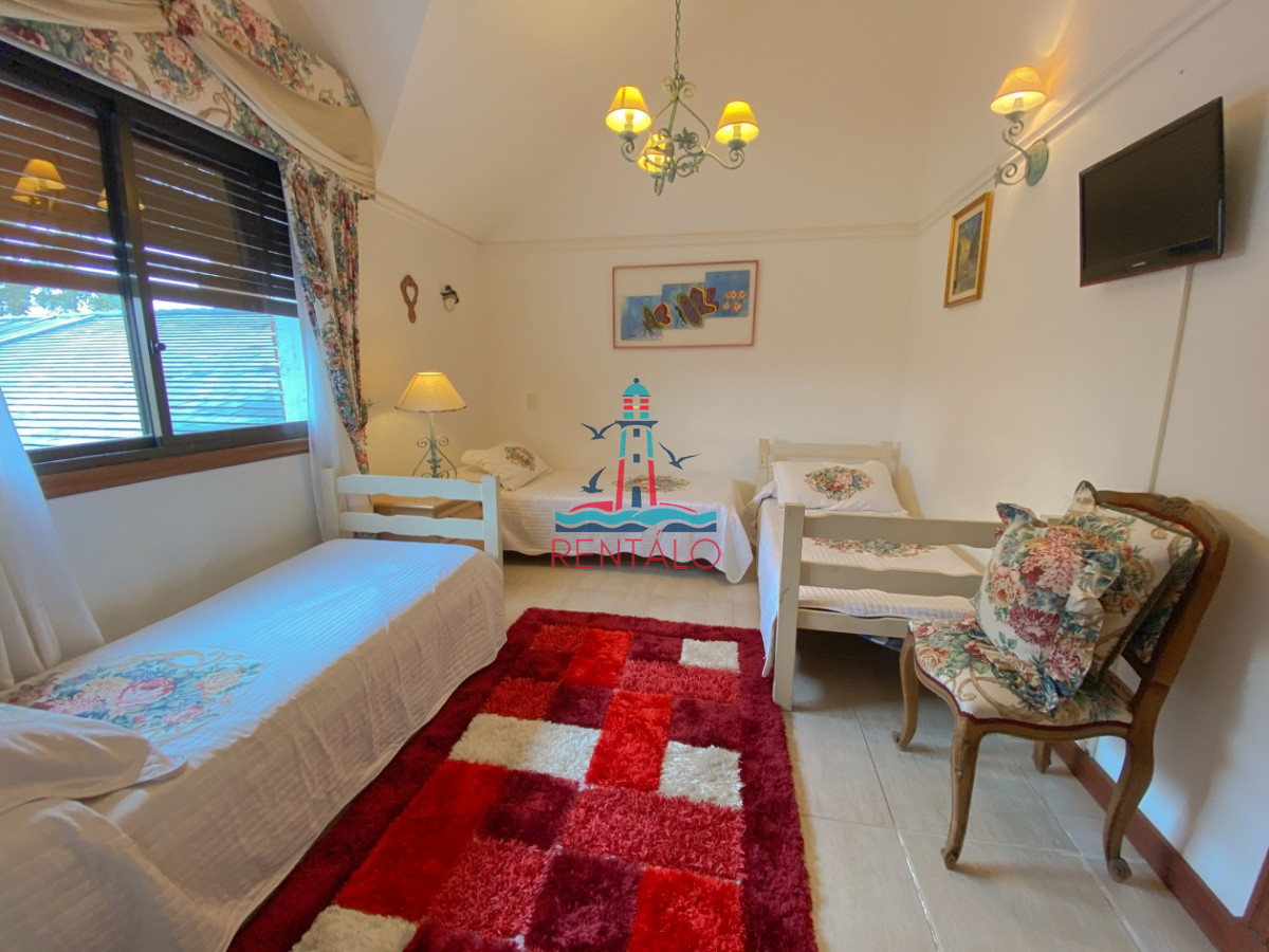 Casa ID.104 - Casa en venta Punta del Este 7 dormitorios, playa mansa a pasos del mar