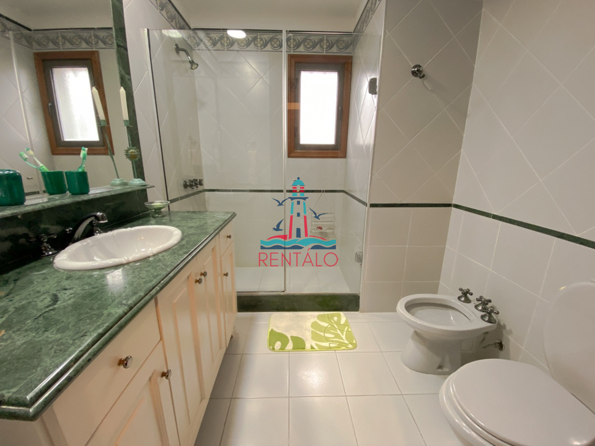 Casa ID.104 - Casa en venta Punta del Este 7 dormitorios, playa mansa a pasos del mar