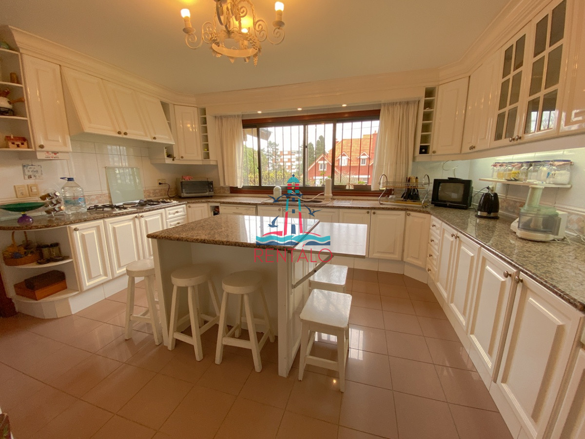 Casa ID.104 - Casa en venta Punta del Este 7 dormitorios, playa mansa a pasos del mar