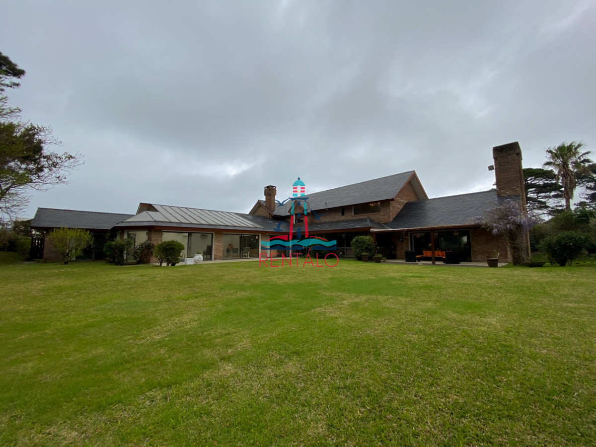Casa ID.104 - Casa en venta Punta del Este 7 dormitorios, playa mansa a pasos del mar