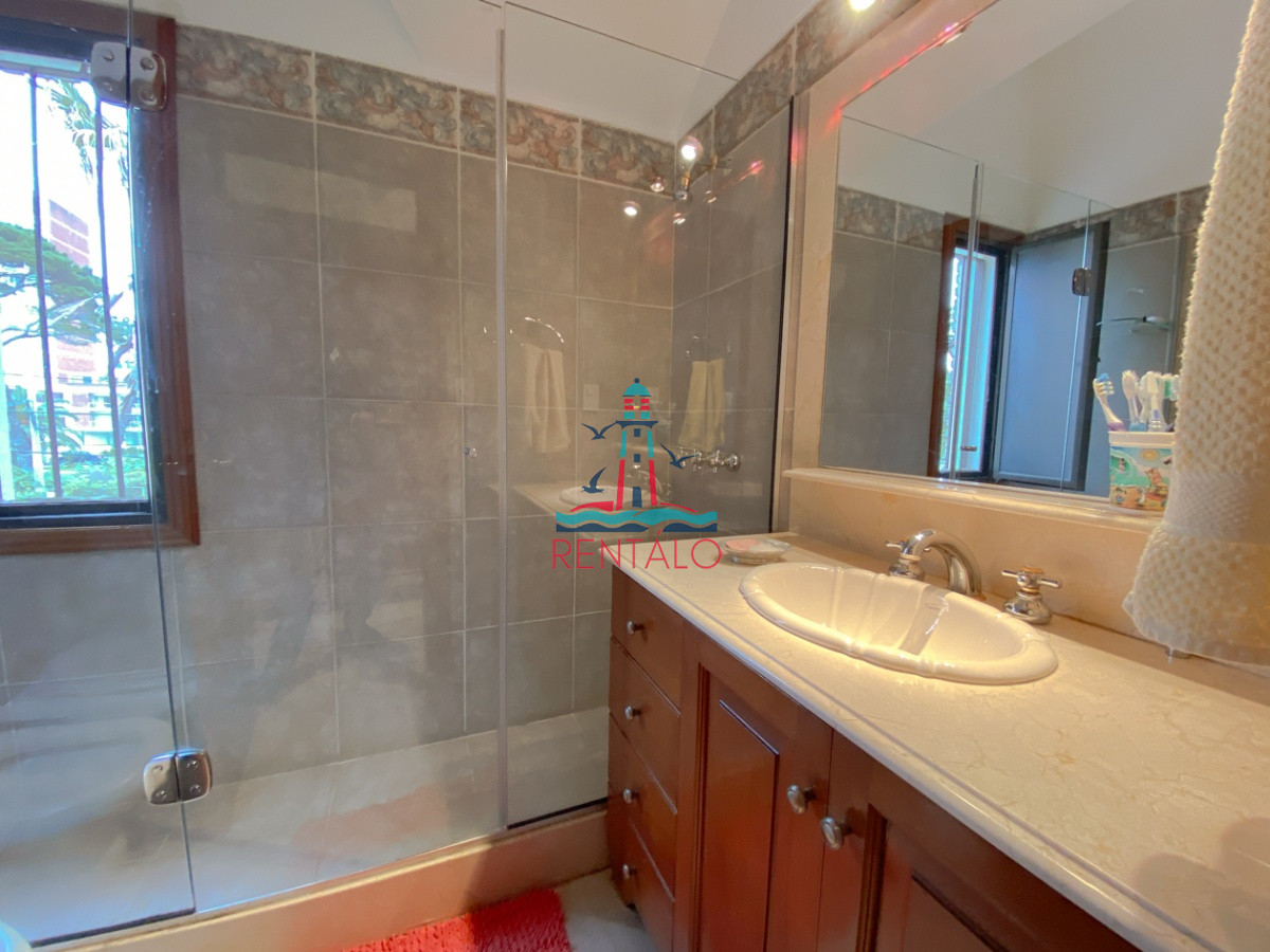 Casa ID.104 - Casa en venta Punta del Este 7 dormitorios, playa mansa a pasos del mar
