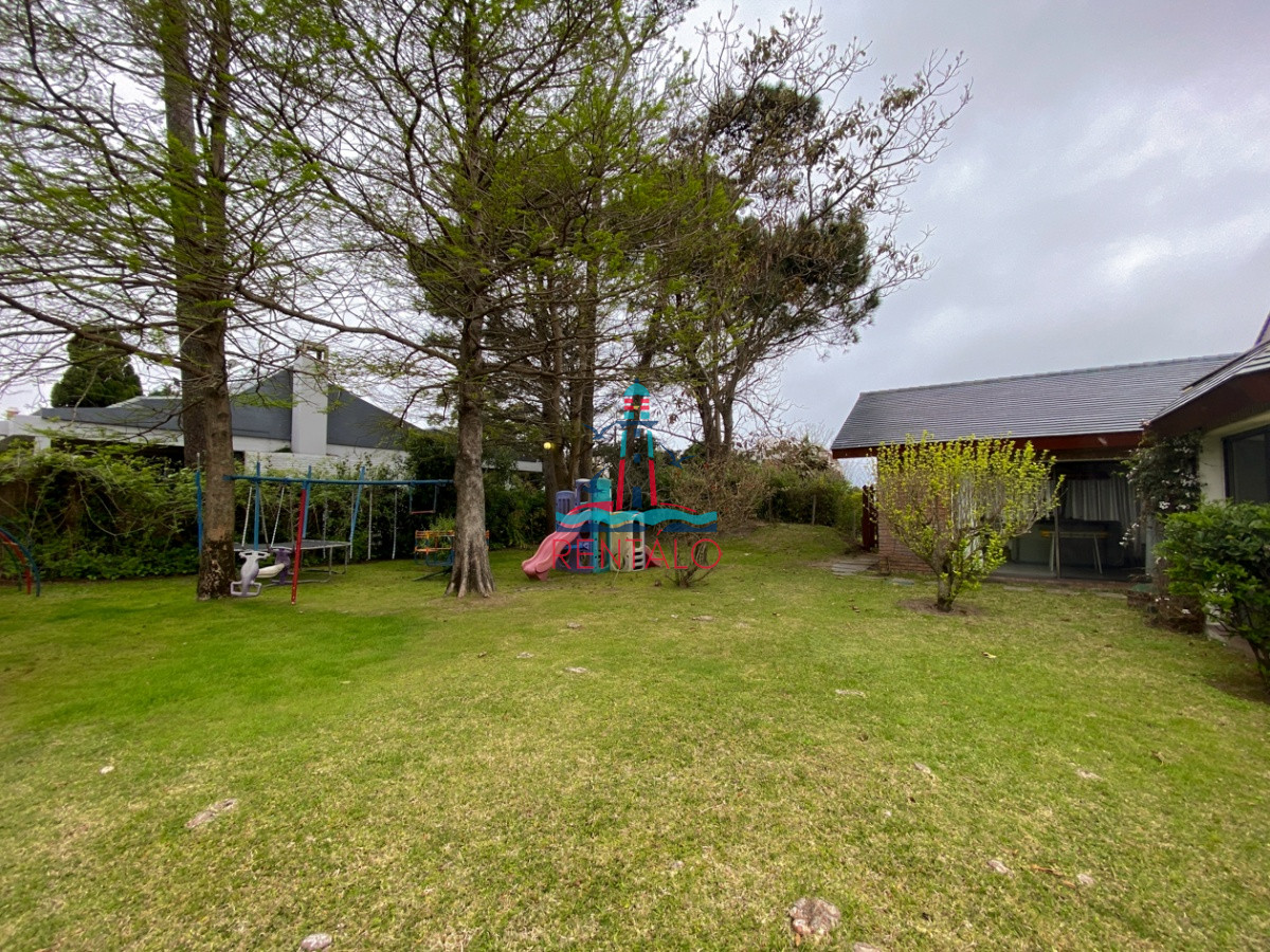 Casa ID.104 - Casa en venta Punta del Este 7 dormitorios, playa mansa a pasos del mar