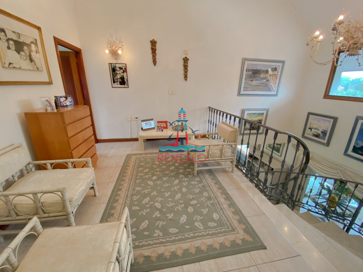 Casa ID.104 - Casa en venta Punta del Este 7 dormitorios, playa mansa a pasos del mar