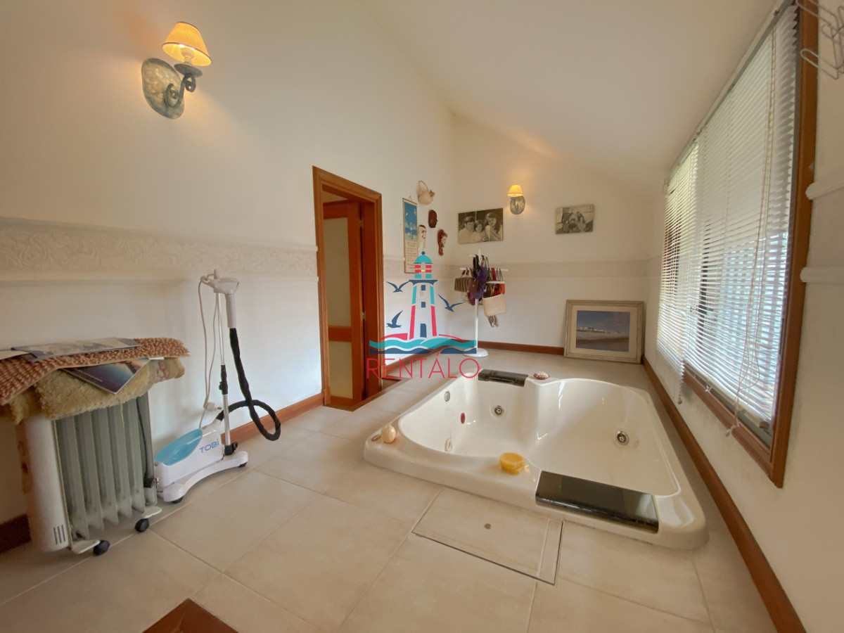 Casa ID.104 - Casa en venta Punta del Este 7 dormitorios, playa mansa a pasos del mar