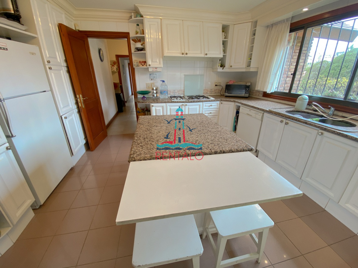 Casa ID.104 - Casa en venta Punta del Este 7 dormitorios, playa mansa a pasos del mar