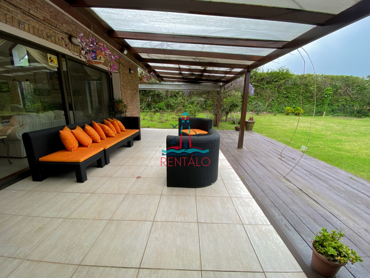 Casa ID.104 - Casa en venta Punta del Este 7 dormitorios, playa mansa a pasos del mar