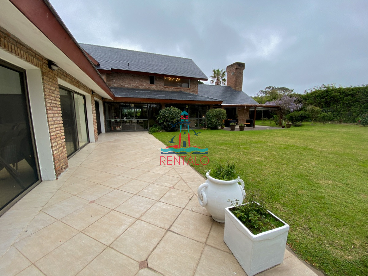 Casa ID.104 - Casa en venta Punta del Este 7 dormitorios, playa mansa a pasos del mar