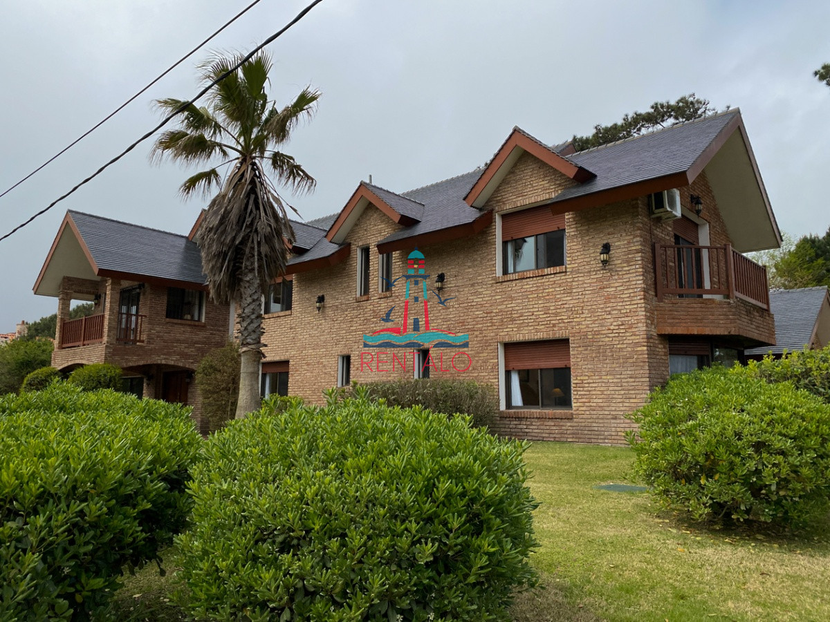 Casa ID.104 - Casa en venta Punta del Este 7 dormitorios, playa mansa a pasos del mar
