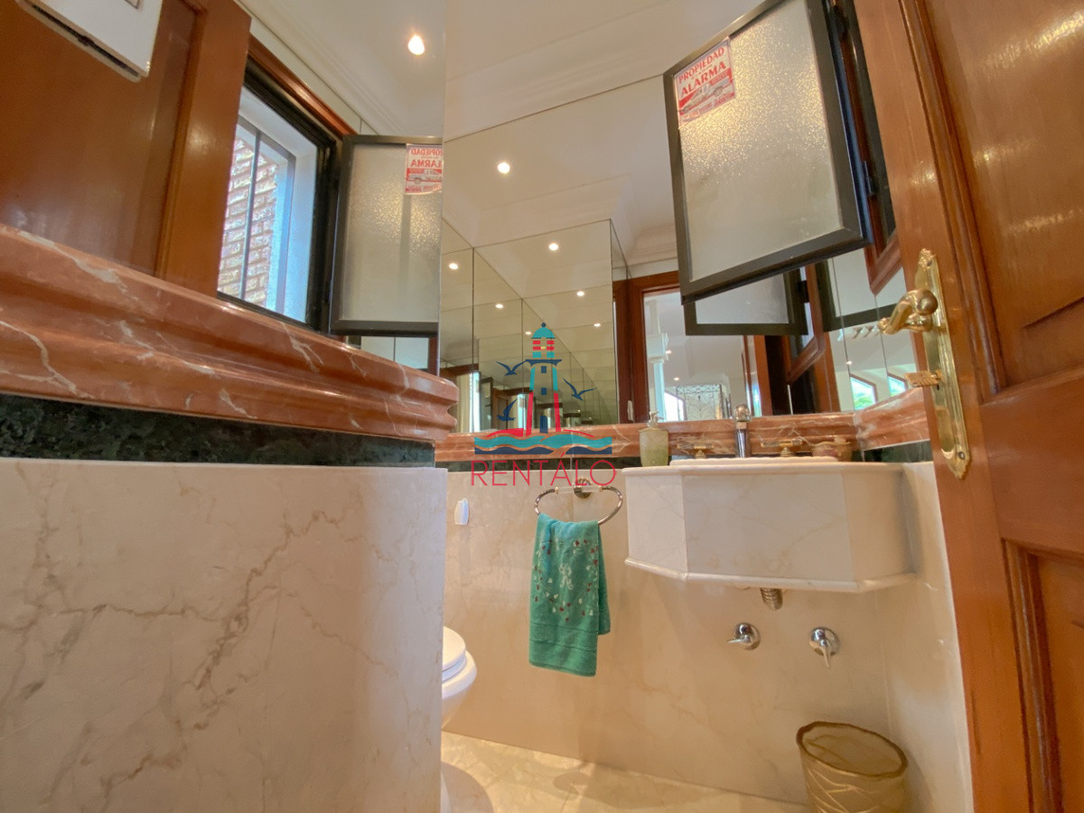 Casa ID.104 - Casa en venta Punta del Este 7 dormitorios, playa mansa a pasos del mar