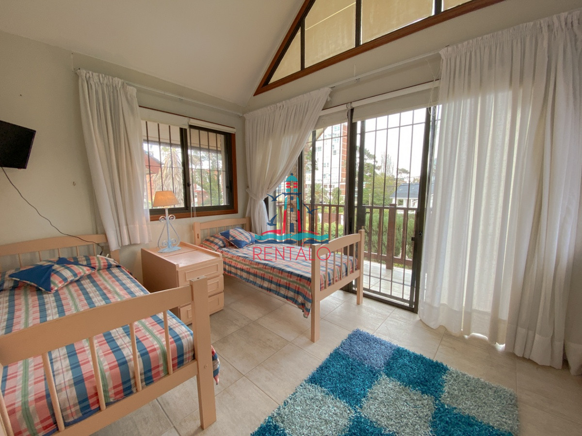 Casa ID.104 - Casa en venta Punta del Este 7 dormitorios, playa mansa a pasos del mar