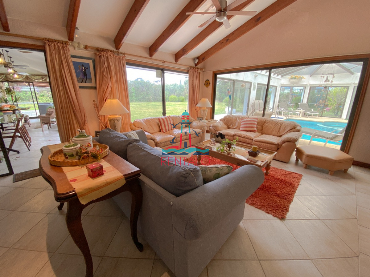 Casa ID.104 - Casa en venta Punta del Este 7 dormitorios, playa mansa a pasos del mar