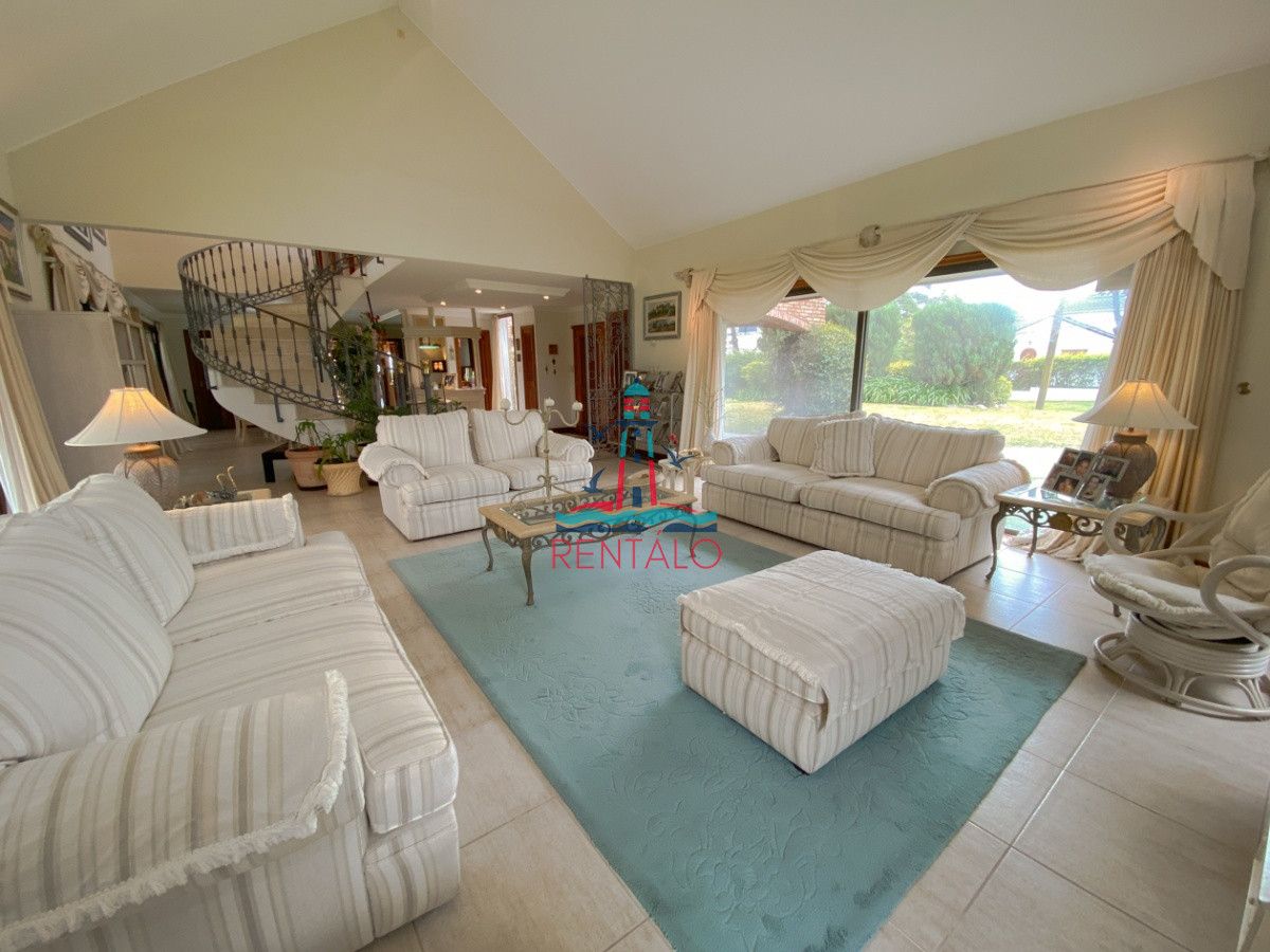 Casa ID.104 - Casa en venta Punta del Este 7 dormitorios, playa mansa a pasos del mar