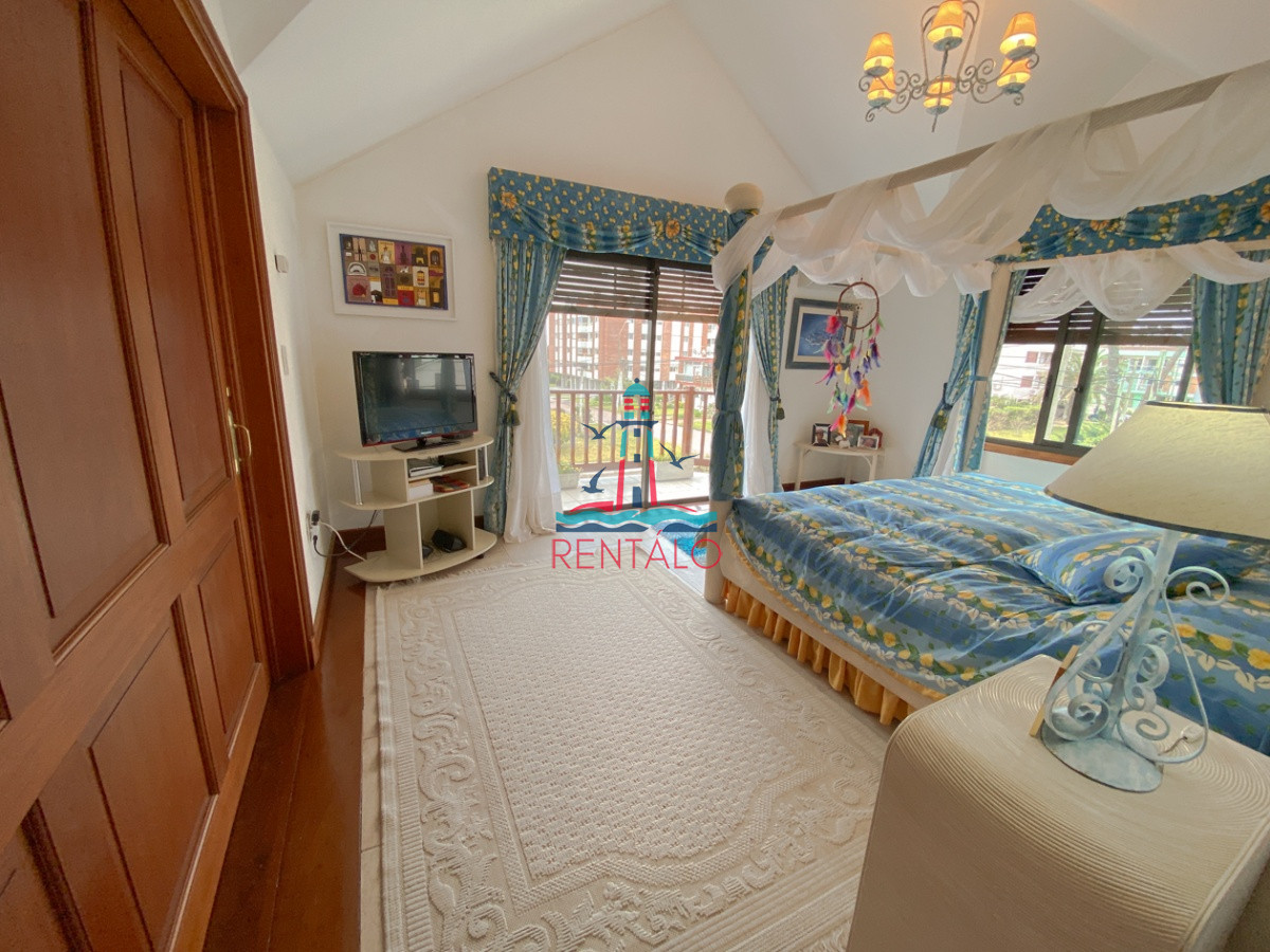 Casa ID.104 - Casa en venta Punta del Este 7 dormitorios, playa mansa a pasos del mar