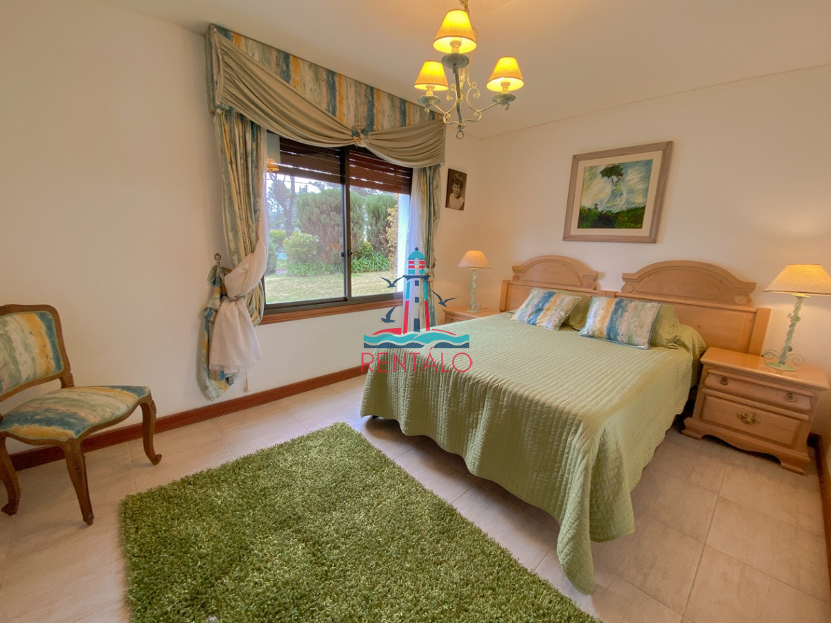 Casa ID.104 - Casa en venta Punta del Este 7 dormitorios, playa mansa a pasos del mar