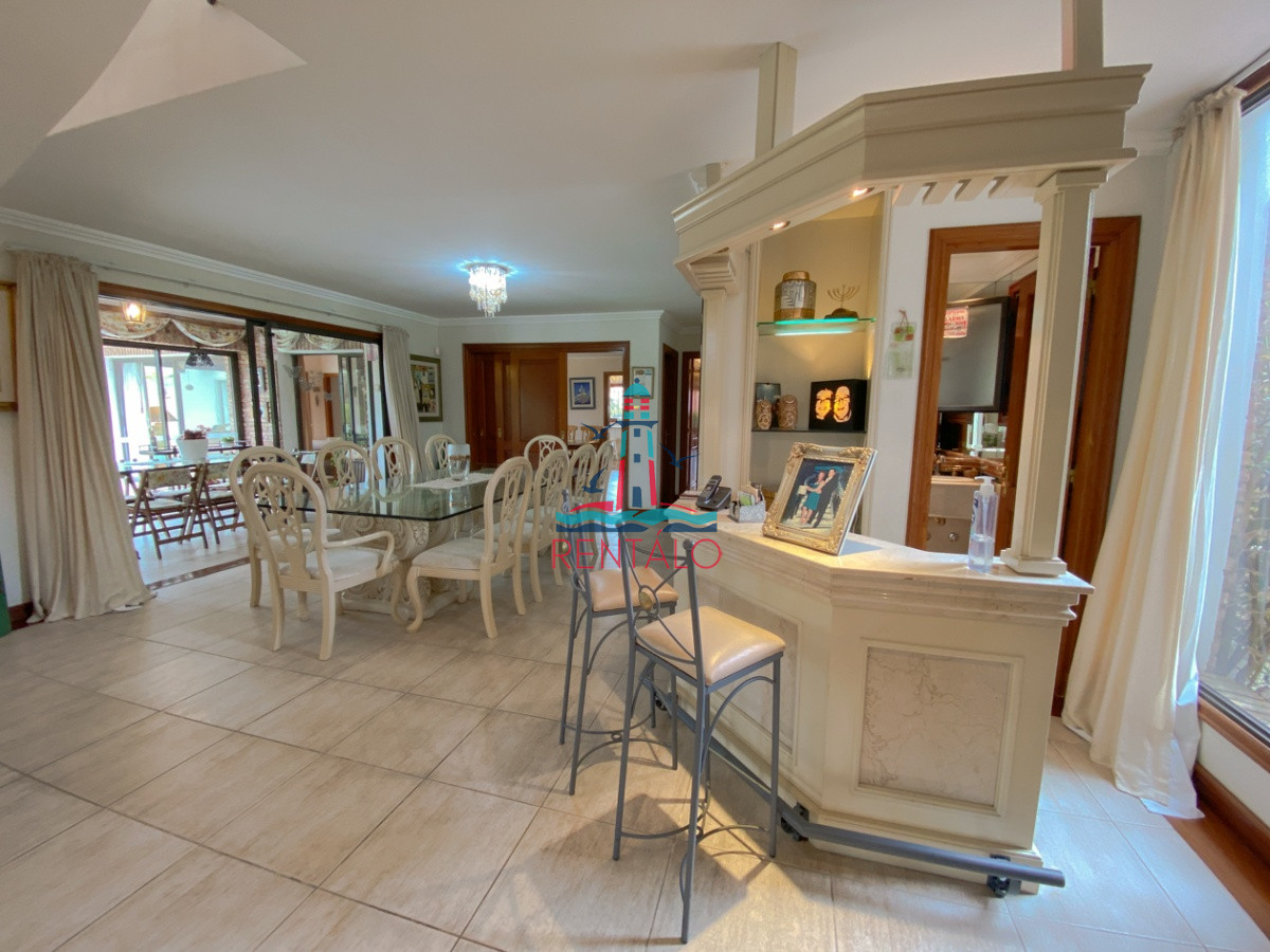 Casa ID.104 - Casa en venta Punta del Este 7 dormitorios, playa mansa a pasos del mar