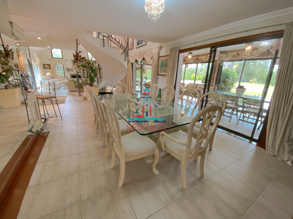 Casa ID.104 - Casa en venta Punta del Este 7 dormitorios, playa mansa a pasos del mar