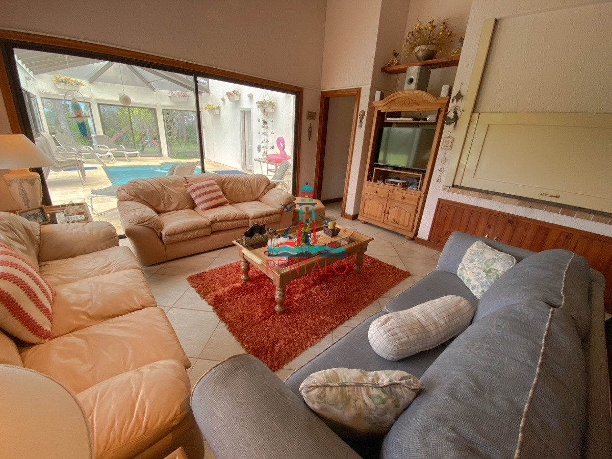 Casa ID.104 - Casa en venta Punta del Este 7 dormitorios, playa mansa a pasos del mar