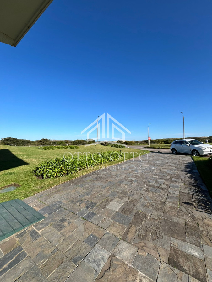 Apartamento ID.28073 - Apartamento en venta primera linea playa brava de 4 dormitorios