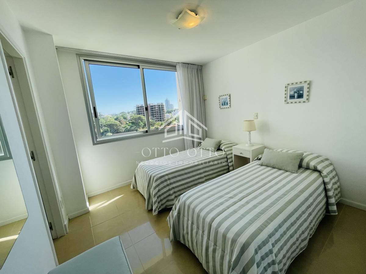 Apartamento ID.25525 - Hermoso apartamento de 3 dormitorios más dependencia de servicio a la venta