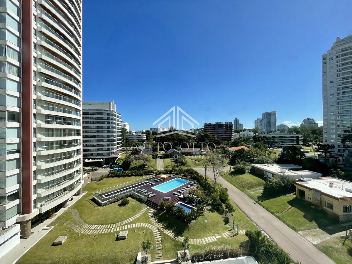Apartamento ID.25525 - Hermoso apartamento de 3 dormitorios más dependencia de servicio a la venta