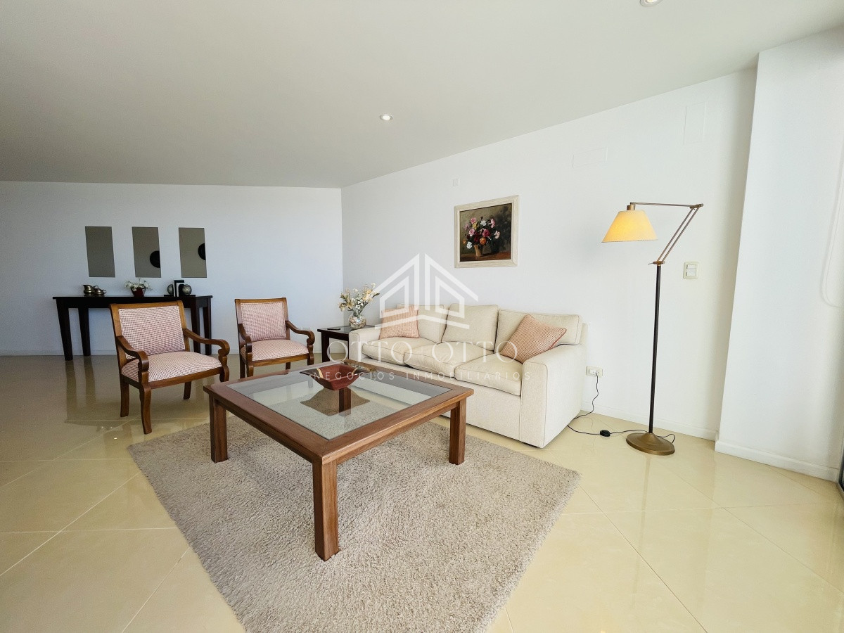 Apartamento ID.25525 - Hermoso apartamento de 3 dormitorios más dependencia de servicio a la venta